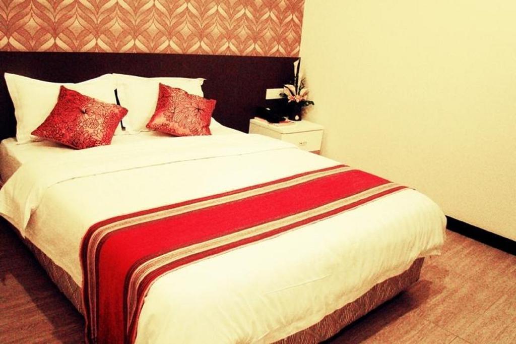 Adel Hotel Putatan Room photo