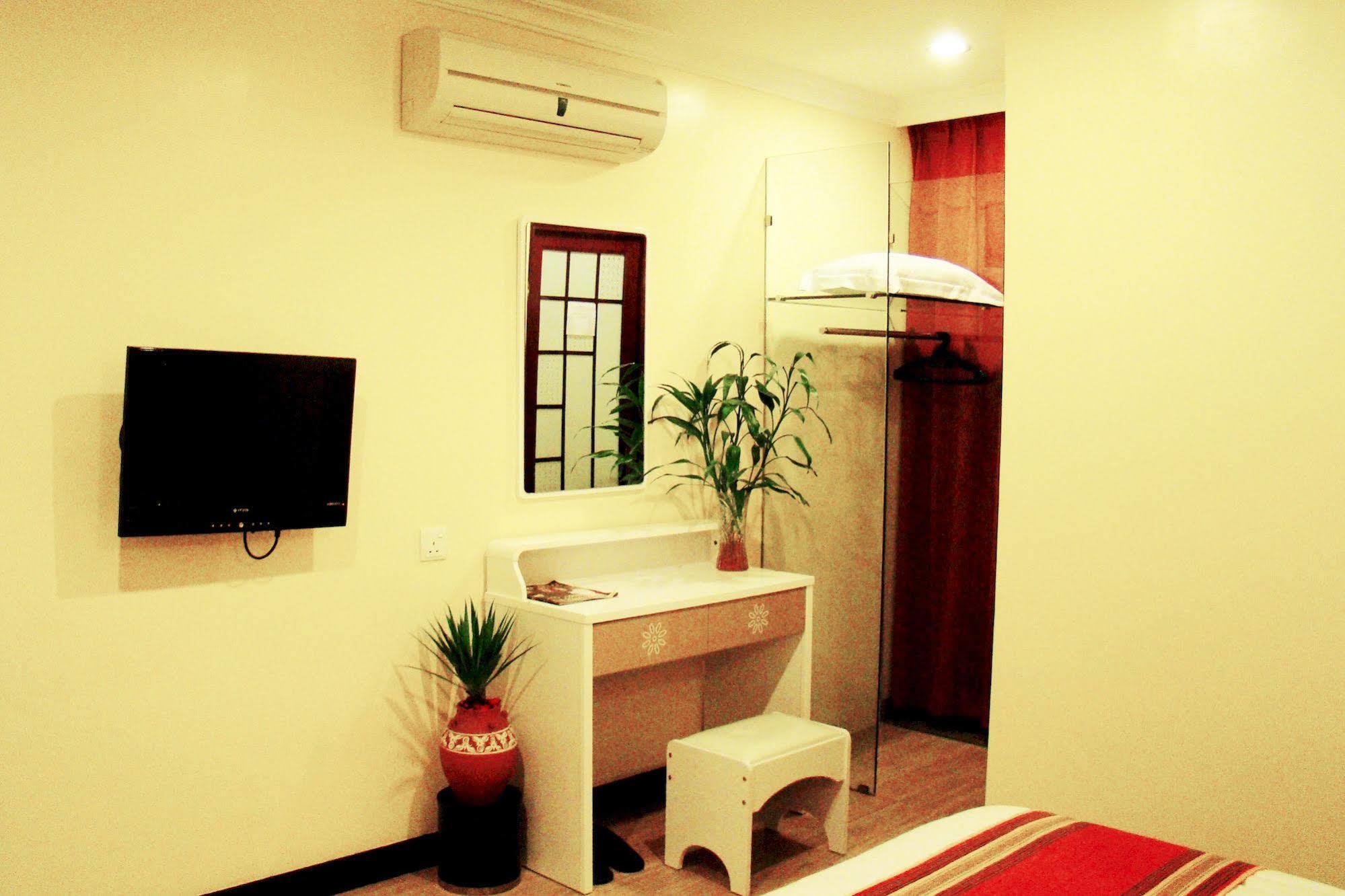 Adel Hotel Putatan Exterior photo