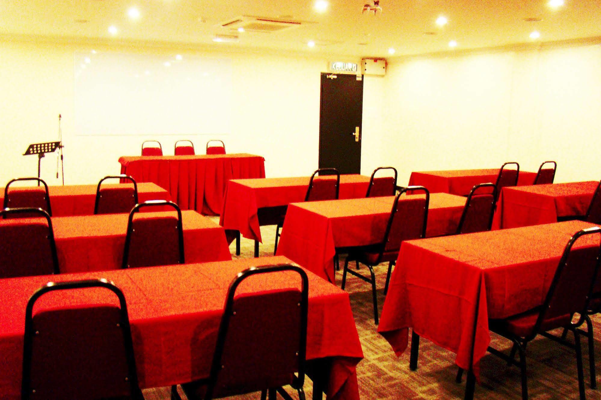 Adel Hotel Putatan Exterior photo